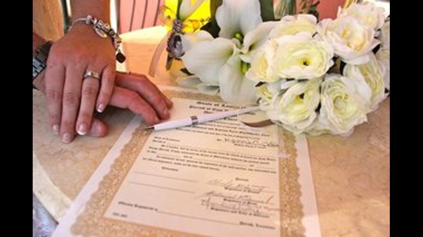 Louisiana marriage law rewrite wins passage, amid lawsuit