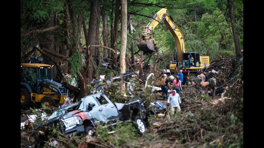 Operarios en helicóptero y a caballo buscan a desaparecidos en inundaciones en Texas