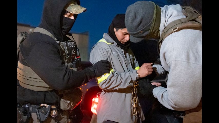 Jueza: IRS puede compartir datos fiscales para identificar y deportar a personas ilegalmente en EEUU