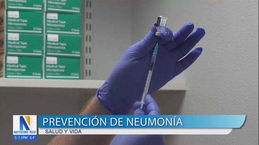 Doctor discute prevención de neumonía