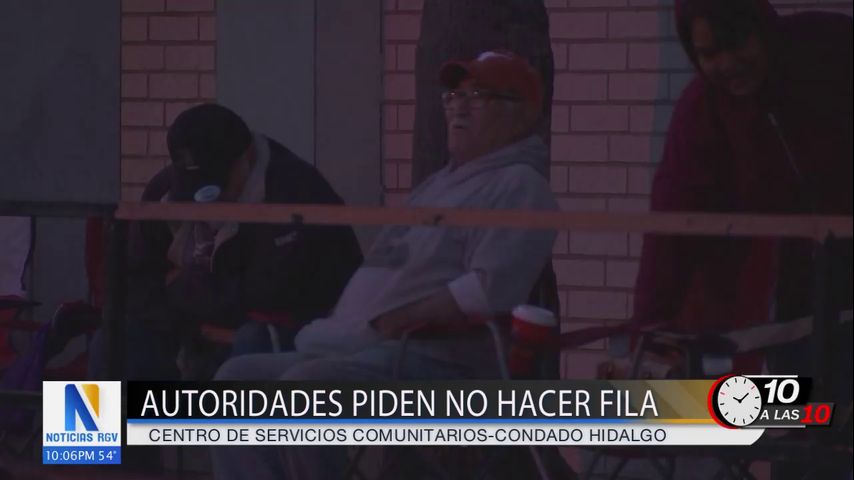 Residentes del condado Hidalgo hacen larga espera para recibir ayuda económica