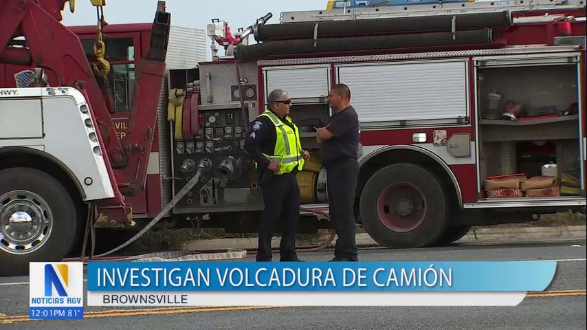 Bomberos de Brownsville trabajan en un accidente que involucra un semirremolque