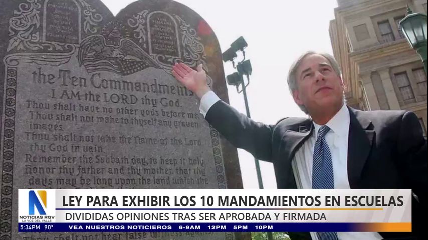Gobernador Abbott firma ley para exhibir los 10 mandamientos en escuelas