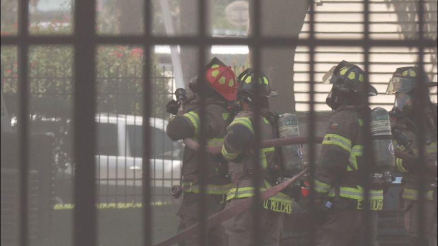 Bomberos responden a un incendio en un complejo de apartamentos de Brownsville