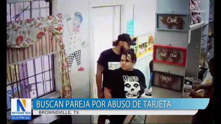 Policía de Brownsville solicita ayuda para identificar a pareja acusada en abuso de tarjetas de crédito