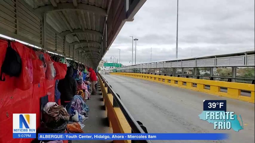 Procesan a inmigrantes en el Puente Internacional Roma durante el frente frío