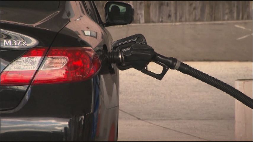 Average US gas price drops a penny amid plentiful supplies