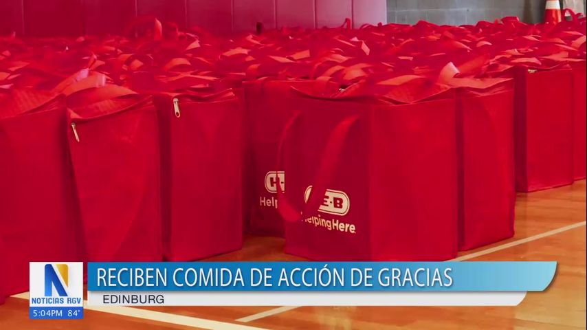 Familias de Edinburg reciben pavos y alimentos para celebrar Acción de Gracias