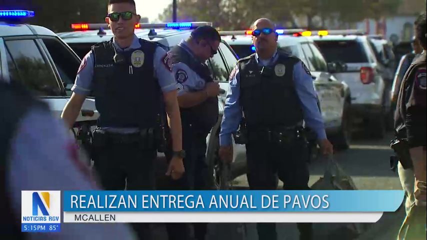 Policía de McAllen entrega pavos a 250 familias de McAllen para celebrar Acción de Gracias