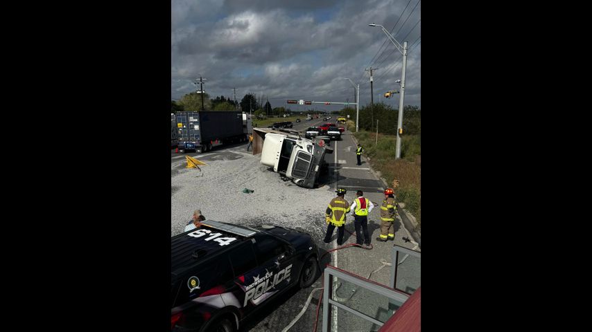 Bomberos de Brownsville trabajan en un accidente que involucra un semirremolque