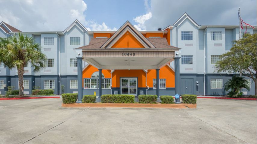 Baton Rouge hotel evacuated Tuesday night when mace traveled through AC system