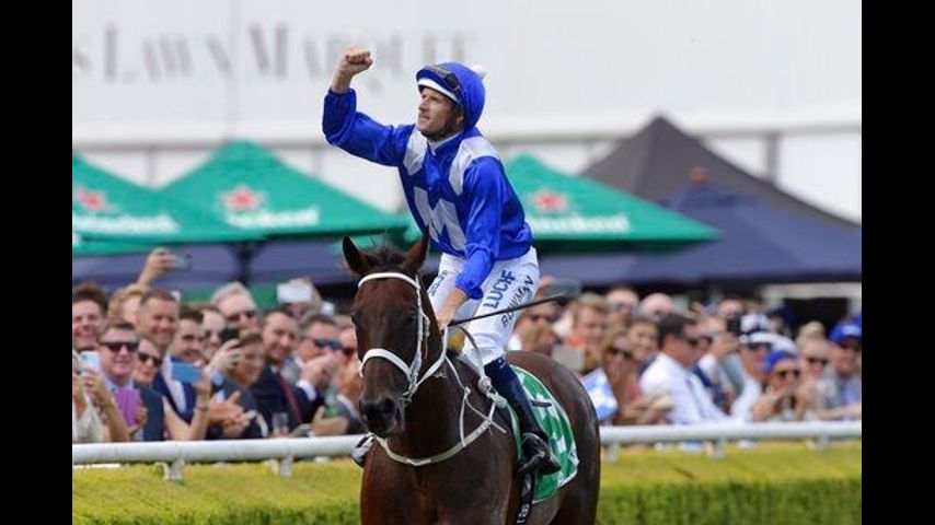 Winx breaks Group One world record with win at Randwick