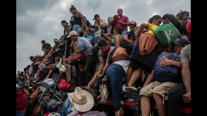 Hallan a más de 400 migrantes en camiones al sur de México