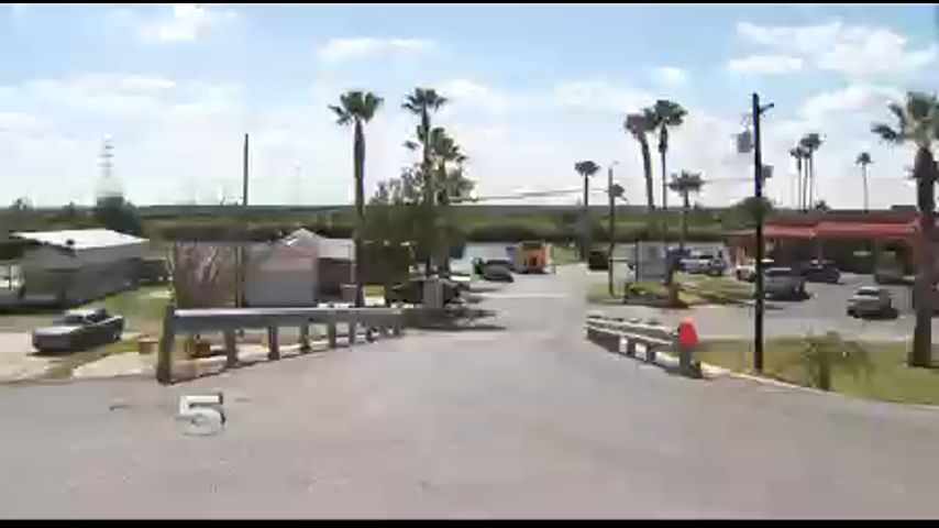 Autoridades Retiran Vehículo del Rio cerca de Parque Chimney