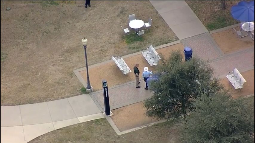 Dos muertos, un herido, en balacera en universidad en Texas