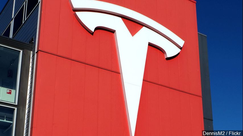 Tesla disputes claims its cars can accelerate on their own