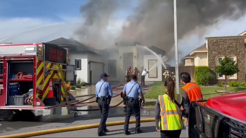 Bomberos responden a un incendio en una casa en el barrio de San Juan