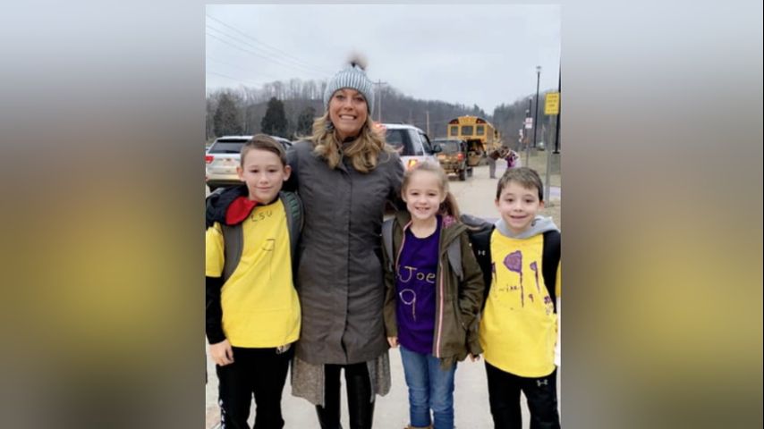 Students surprise Joe Burrow's mother with LSU/Burrow t-shirts