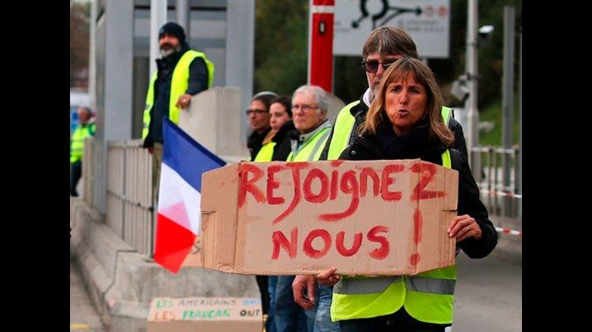 France fears more riots; Museums, Eiffel Tower to close