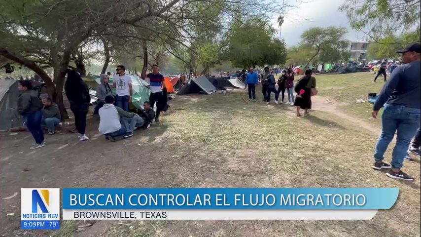 Oficiales en Brownsville buscan controlar el flujo migratorio