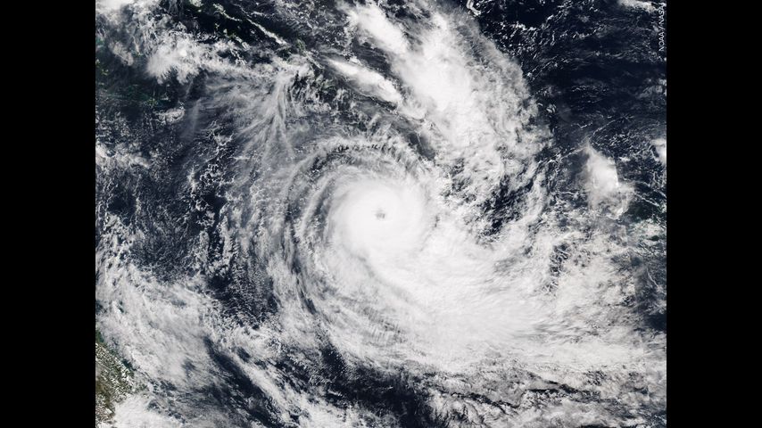 Huracán Bonnie se debilita y se aleja de México