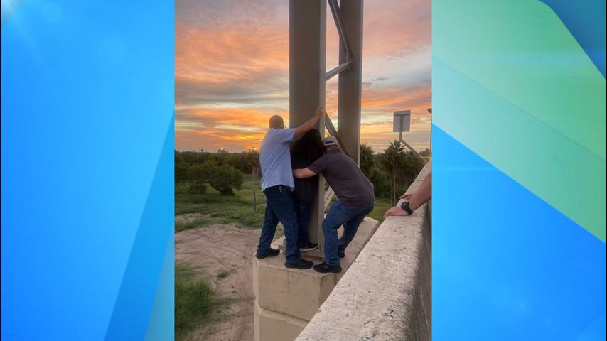 Agentes de la Patrulla Fronteriza rescatan a una mujer que saltó al pilar de un paso elevado en Brownsville