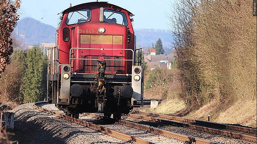 Mujer pierde sus piernas tras intentar saltar a un tren en movimiento en Harlingen
