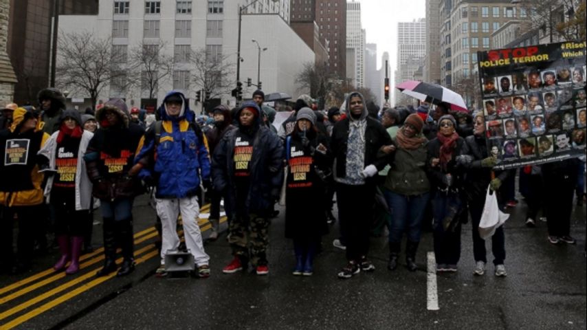 Chicago Protesters Block Store Entrances