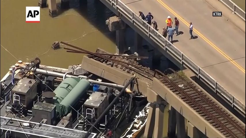 Boat strike causes oil spill, partial collapse of bridge between Galveston and Pelican Island, Texas