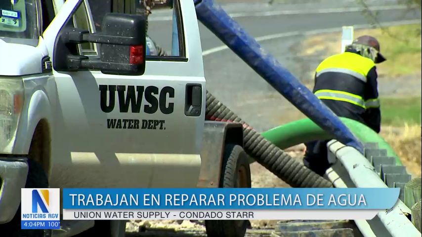 Cuadrillas reparar una tubería rota en Río Grande