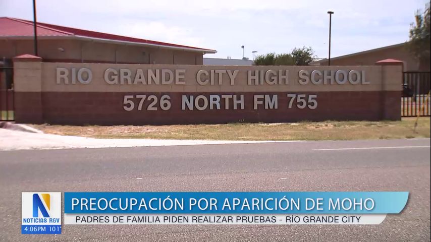 Padres y alumnos de Río Grande City High School reportan la presencia de moho en las aulas