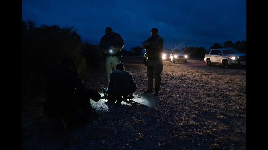 Republican county officials in South Texas want Gov. Greg Abbott to deport migrants. Only the federal government can do that.