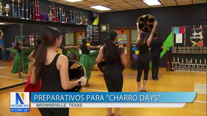 Preparativos de presentación de danza folklórica por Charro Days
