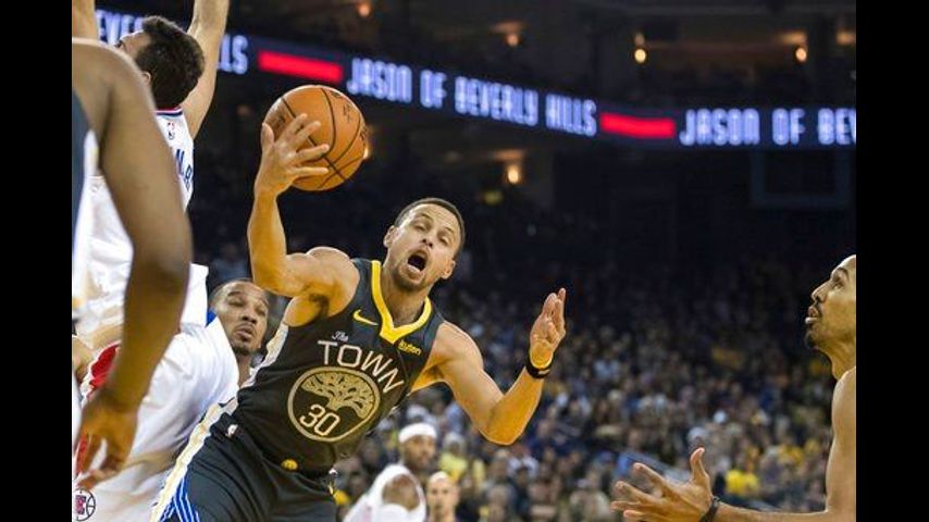 Curry makes last-second layup, Warriors beat Clippers