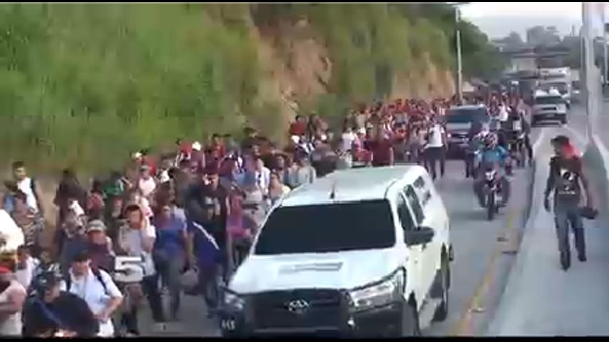 Thousands of Migrants Continue Towards the US Border