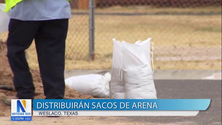 Autoridades de Weslaco realizan distribución de sacos de arena