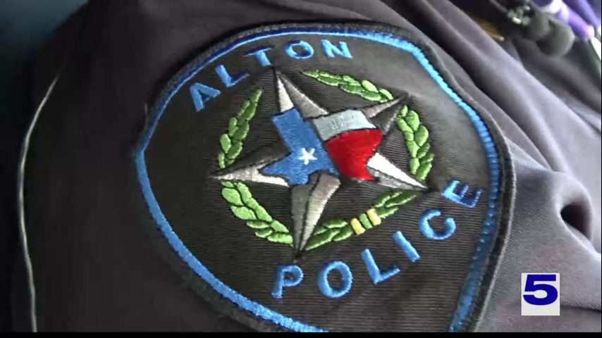 5 Alton Police Officers hand out gifts cards during traffic stops