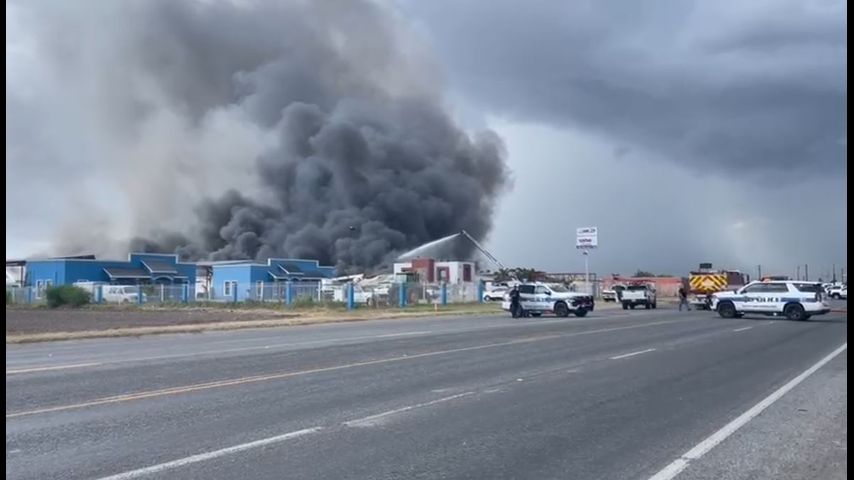 Combaten incendio en almacén en Hidalgo