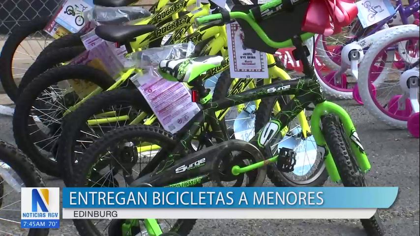 Estudiantes de Edinburg reciben bicicletas como regalo navideño