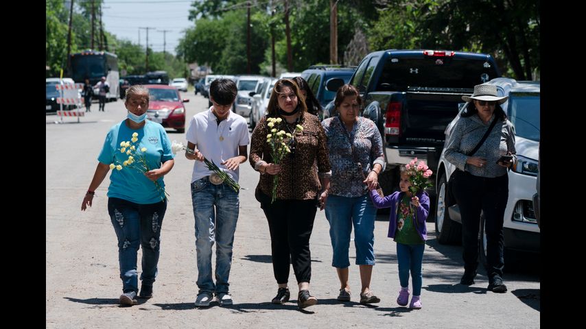 Onlookers urged police to charge into Texas school - Vimarsana News