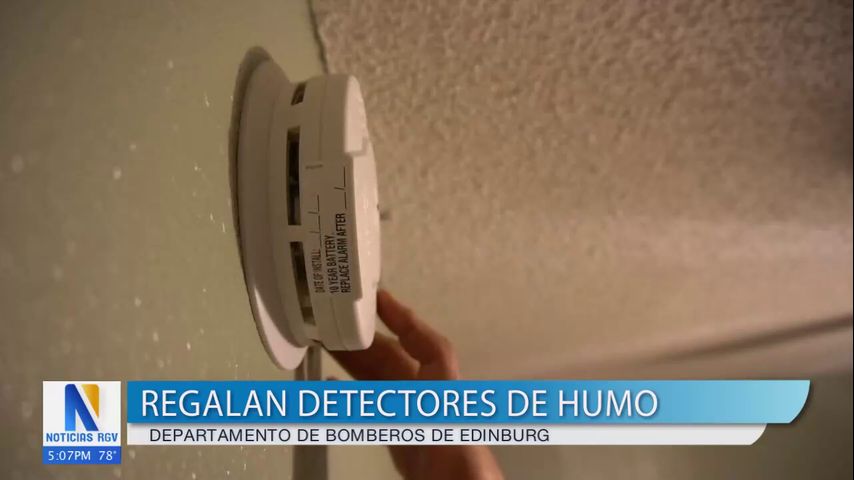 Departamento de bomberos de Edinburg regala detectores de humo