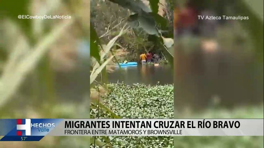 Migrantes intentan cruzar el Río Bravo apoyándose únicamente de un colchón