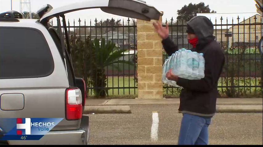 Segunda distribución de agua embotellada en Edinburg para residentes necesitados