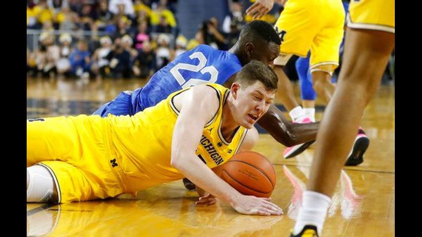 No. 4 Michigan stays unbeaten, routs Air Force 71-50