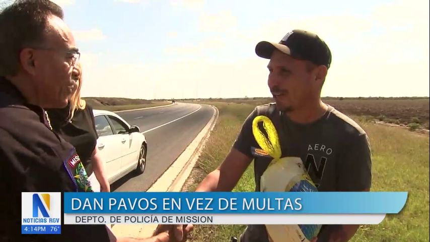 Policía de Mission regalo pavos durante patrullaje