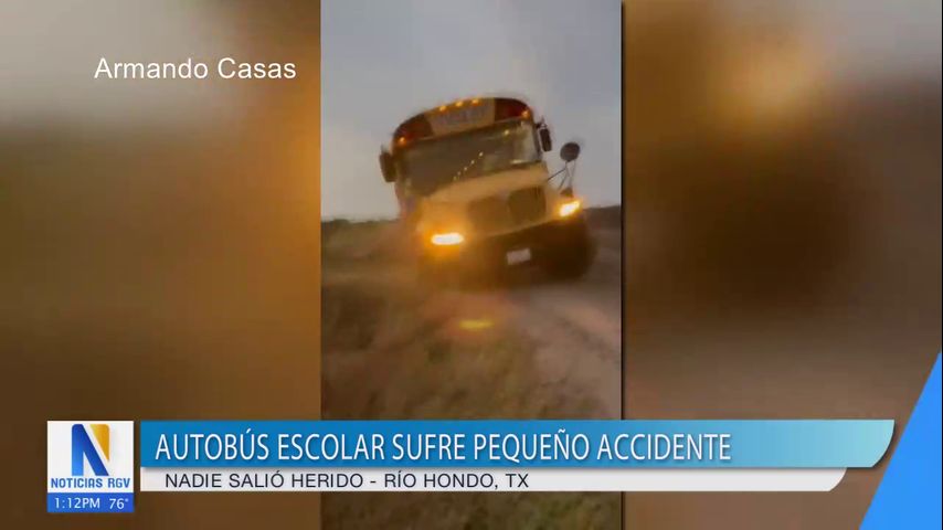 Autobús de Rio Hondo ISD queda atascado en una zanja mientras llevaba a los estudiantes a la escuela