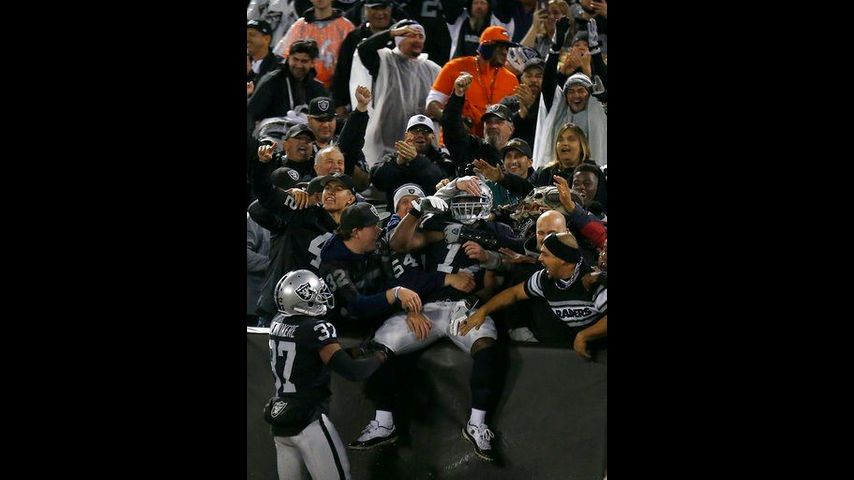 Raiders win possible final game in Oakland 27-14 vs. Broncos