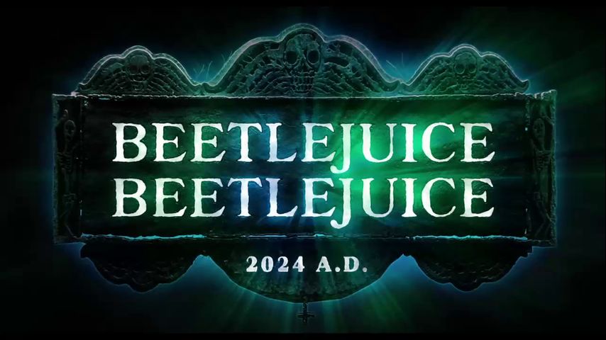 Los disfraces de 'Beetlejuice Beetlejuice' se exhiben en el cine Cinemark Pharr Town Center