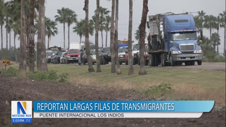 Largas filas de transmigrantes retrasan cruces en el puente de los Indios