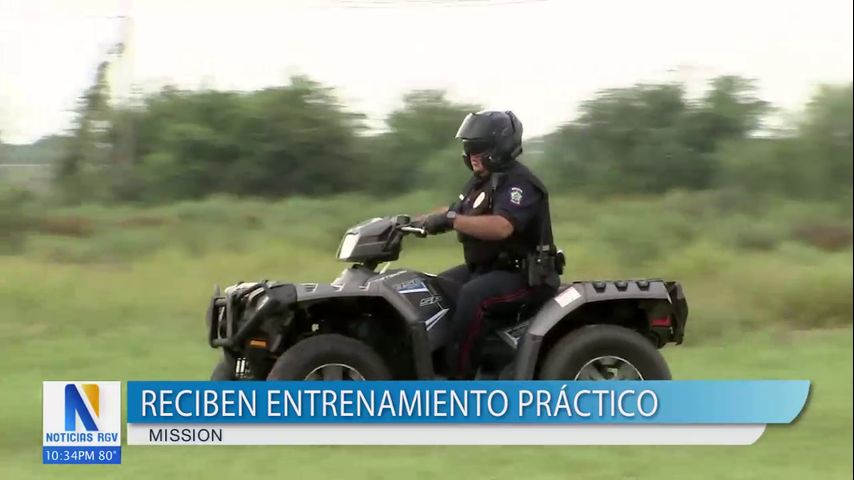 Policía y bomberos reciben entrenamiento con vehículos de rescate